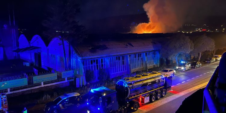 Tres heridos, uno con quemaduras graves, y activado el plan de emergencia en el incendio de Pontesa
