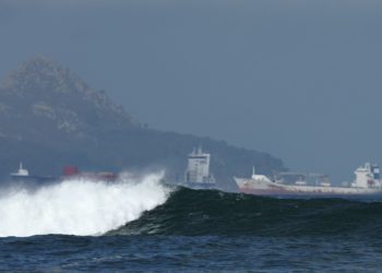 La alerta naranja llena Patos: 200 surferos a la búsqueda de olas