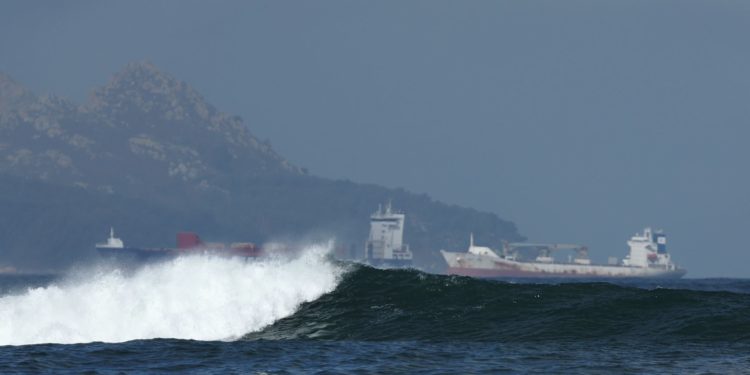 La alerta naranja llena Patos: 200 surferos a la búsqueda de olas
