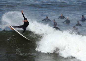 La alerta naranja llena Patos: 200 surferos a la búsqueda de olas
