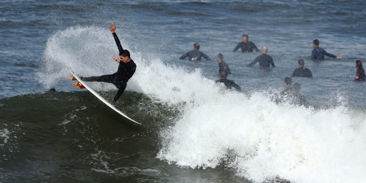 La alerta naranja llena Patos: 200 surferos a la búsqueda de olas