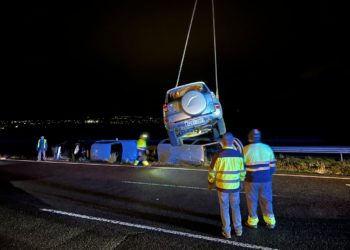 Un camión portacoches vuelca y corta la Autovía Rías Baixas