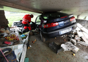 Un vehículo se queda sin frenos, derriba el portón de una vivienda y acaba en un garaje en Mos