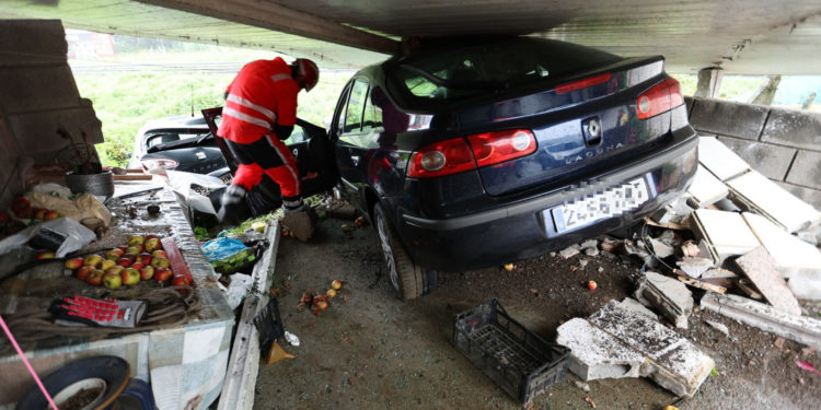 Un vehículo se queda sin frenos, derriba el portón de una vivienda y acaba en un garaje en Mos