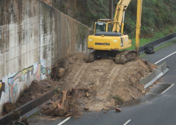 Desprendimientos en una ladera obligan a cerrar dos kilómetros de la A-55