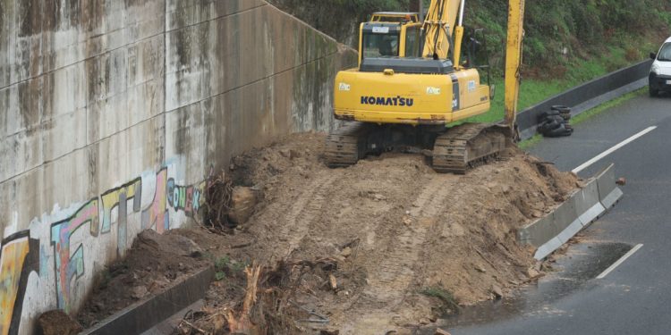 Desprendimientos en una ladera obligan a cerrar dos kilómetros de la A-55