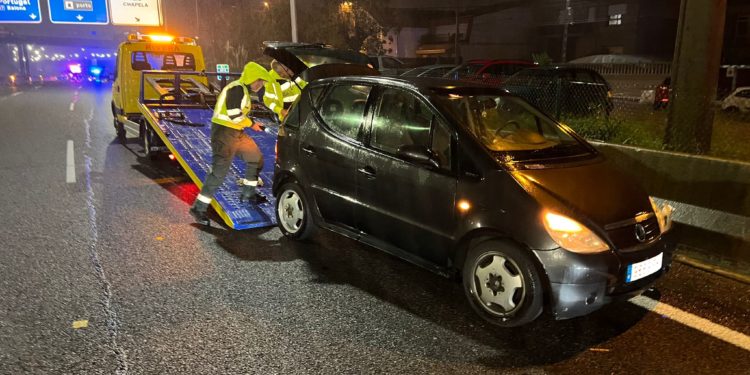 Un coche en sentido contrario causa cuatro heridos, uno grave, y provoca el caos en la AP-9 en Vigo