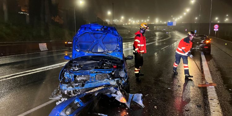 Un coche en sentido contrario causa cuatro heridos, uno grave, y provoca el caos en la AP-9 en Vigo