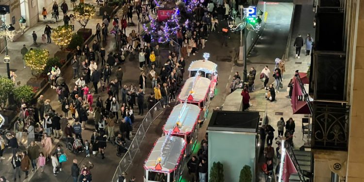 Vigo vive su primer lleno de la Navidad: miles de personas abarrotan la ‘zona cero’