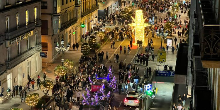 Vigo vive su primer lleno de la Navidad: miles de personas abarrotan la ‘zona cero’