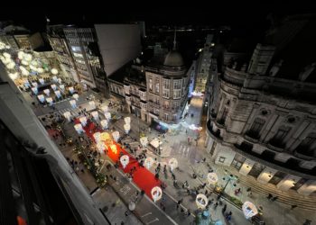 Vigo vive su primer lleno de la Navidad: miles de personas abarrotan la ‘zona cero’