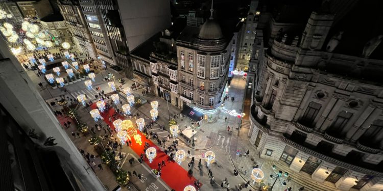 Vigo vive su primer lleno de la Navidad: miles de personas abarrotan la ‘zona cero’