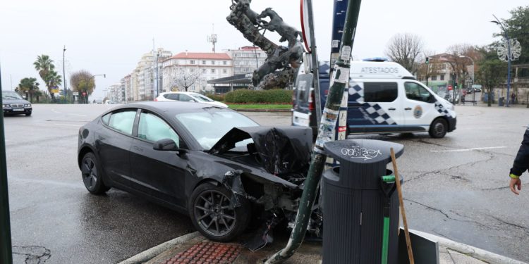 Aparatoso accidente en Vigo con cuatro heridos tras empotrarse contra una farola