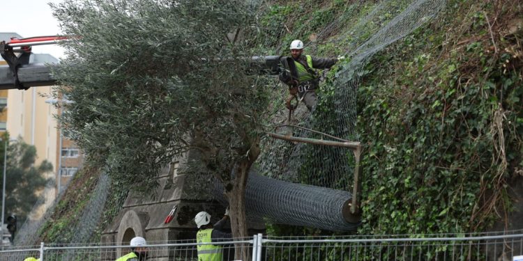 Cientos de metros de tela metálica contra los desprendimientos: obra el Concello, paga Abanca