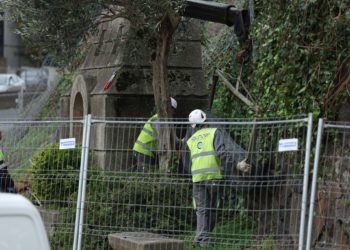 Cientos de metros de tela metálica contra los desprendimientos: obra el Concello, paga Abanca