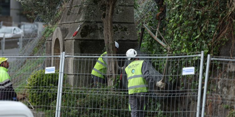 Cientos de metros de tela metálica contra los desprendimientos: obra el Concello, paga Abanca