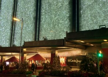 Corte de tráfico en la Gran Vía de Vigo para que El Corte Inglés organice un acto de Navidad