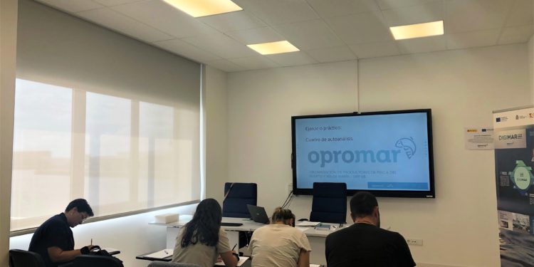 Opromar gestiona un millar de solicitudes para trabajar en pesca y ya ha cerrado 30 contratos