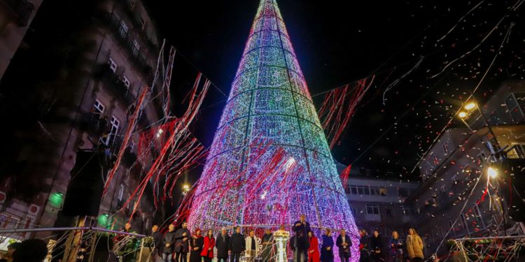 Y la Navidad más ‘top’ de Vigo se encendió «para toda la galaxia» tras esquivar la lluvia