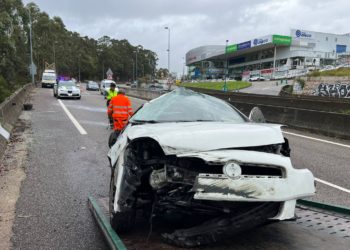 Dos heridos tras dar varias vueltas de campana con su coche en la entrada a Vigo por la A-55