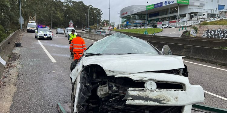 Dos heridos tras dar varias vueltas de campana con su coche en la entrada a Vigo por la A-55