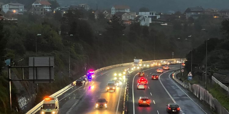 Mañana accidentada en Vigo con dos heridos en la A-55 y una mujer atropellada en Samil