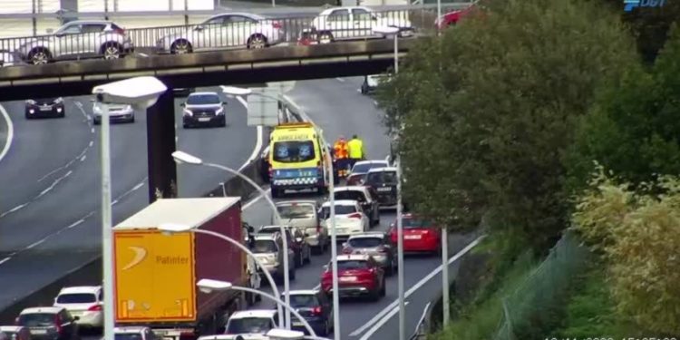 Colapso en la AP-9 en Vigo tras un accidente de tráfico con heridos