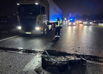 La rotura de una junta de dilatación en la A-55 causa retenciones kilométricas