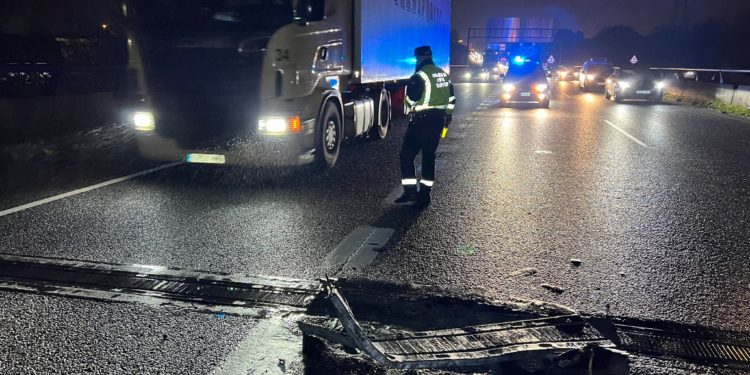 La rotura de una junta de dilatación en la A-55 causa retenciones kilométricas