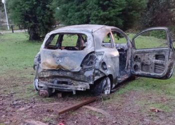 Aparece un vehículo envuelto en llamas en los campos de golf del Real Aero Club de Vigo