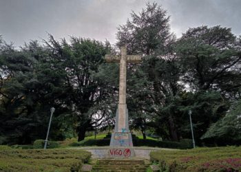 Sangre simulada, placas falangistas y esvásticas tachadas en la cruz de O Castro