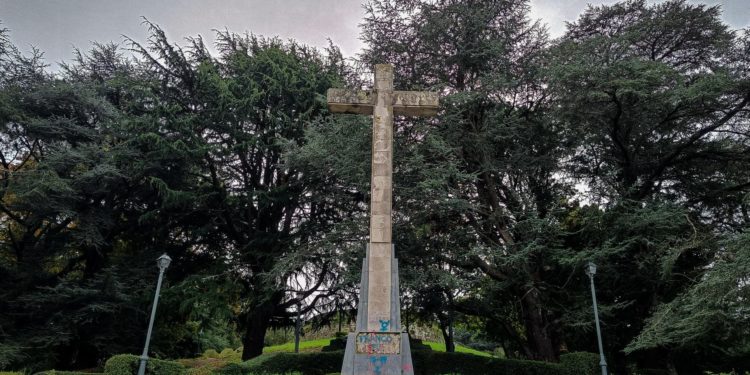 Sangre simulada, placas falangistas y esvásticas tachadas en la cruz de O Castro