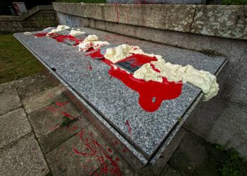 Sangre simulada, placas falangistas y esvásticas tachadas en la cruz de O Castro