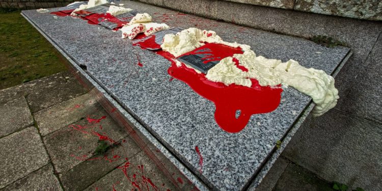 Sangre simulada, placas falangistas y esvásticas tachadas en la cruz de O Castro
