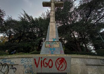 Sangre simulada, placas falangistas y esvásticas tachadas en la cruz de O Castro