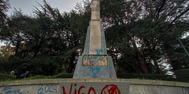 Sangre simulada, placas falangistas y esvásticas tachadas en la cruz de O Castro
