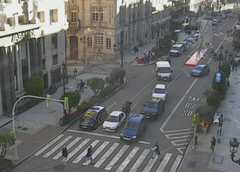 El nuevo adorno gigante de la Navidad de Vigo toma posiciones en el centro de la ciudad