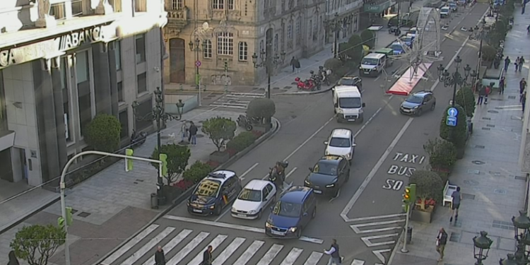 El nuevo adorno gigante de la Navidad de Vigo toma posiciones en el centro de la ciudad