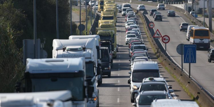 Asociaciones mayoritarias del transporte de Galicia se desvinculan del paro y esperan un impacto «mínimo»