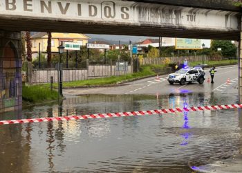 Una tromba de agua causa inundaciones en carreteras y calles