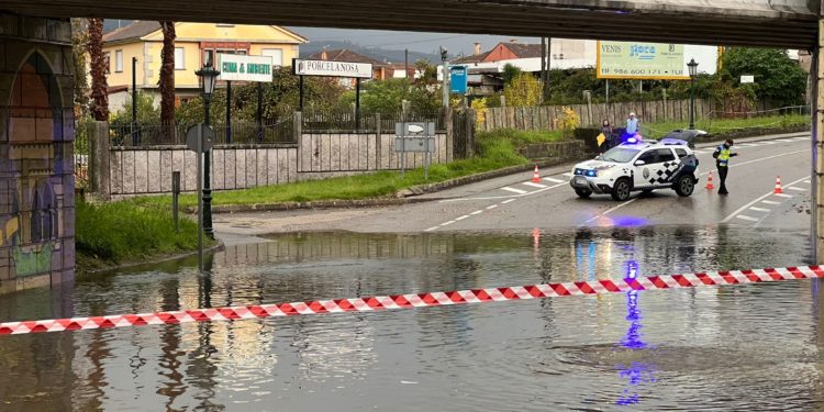 Una tromba de agua causa inundaciones en carreteras y calles