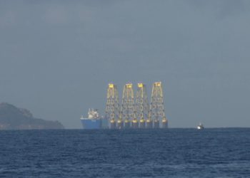 Piezas para el parque eólico marino más profundo del mundo hacen escala en Cíes