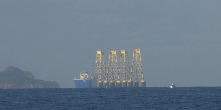 Piezas para el parque eólico marino más profundo del mundo hacen escala en Cíes
