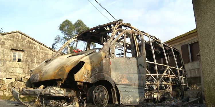 Arde un microbús en Gondomar y desalojan a tiempo a los 15 escolares