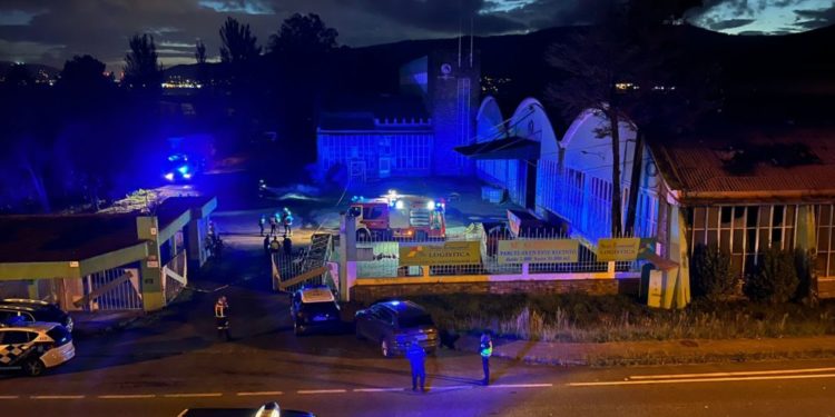 Controlado el incendio que afecta a la nave de Pontesa y que dejó tres heridos