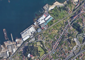 Dos trabajadores heridos en Vigo tras caerles encima un bloque de congelados