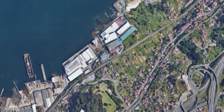 Dos trabajadores heridos en Vigo tras caerles encima un bloque de congelados