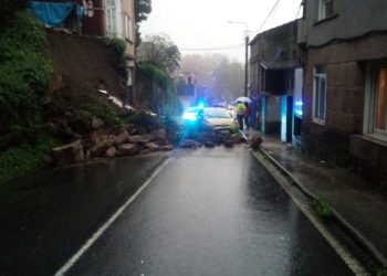 La lluvia tira un muro en Vigo y obliga a cortar una calle del barrio de Castrelos