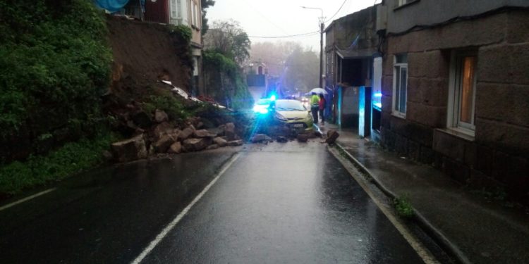 La lluvia tira un muro en Vigo y obliga a cortar una calle del barrio de Castrelos