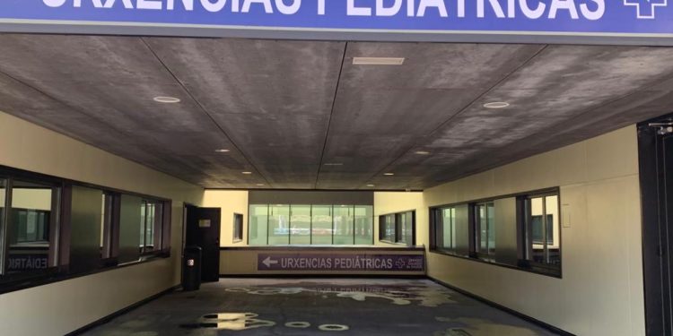Exigen más enfermeras en las urgencias del Cunqueiro tras atender a 130 niños en un turno